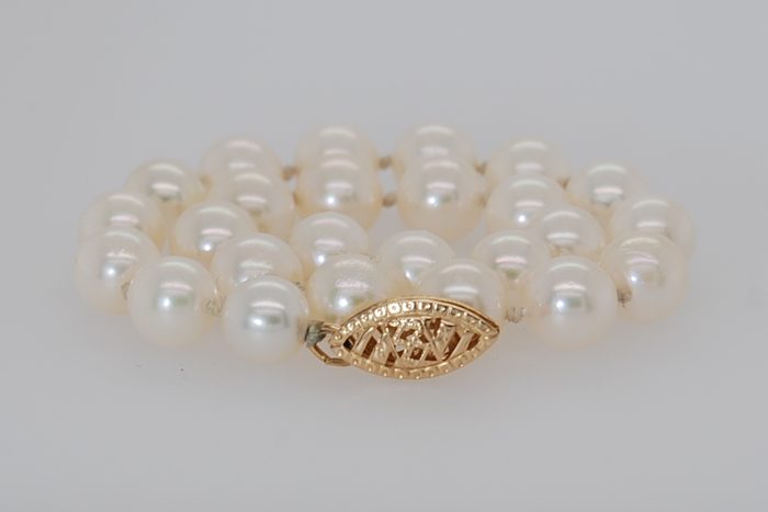 Strand of pearls with a gold clasp