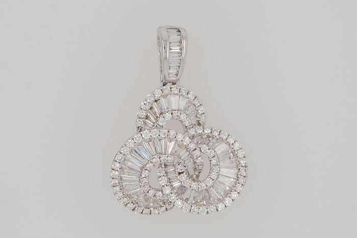 White gold pendant set with baguette and round diamonds