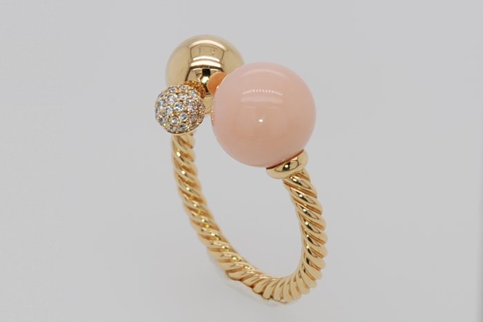 Gold twisted-band ring with a pink bead and diamond accents